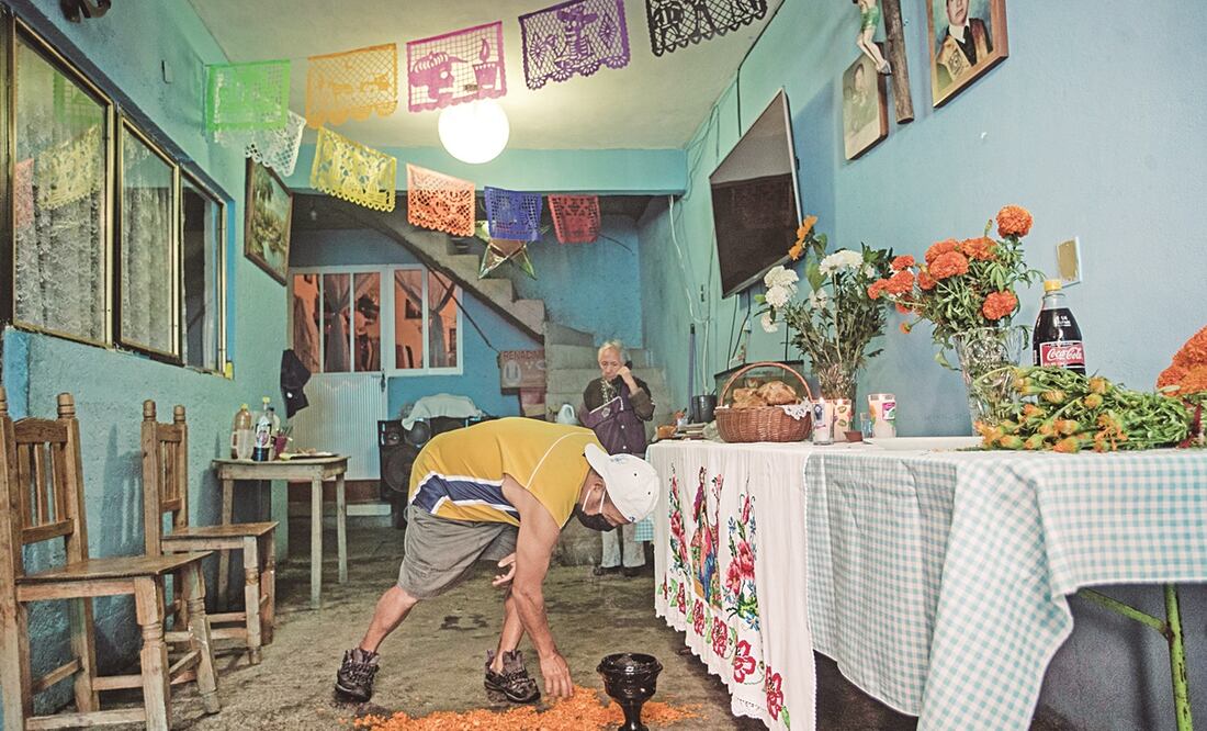 La familia Leyte Martínez lleva a cabo de forma meticulosa el rito para la celebración de los fieles difuntos, luego de que hace seis años perdieron a Marlon, el hijo mayor. FOTOS: GERMÁN ESPINOSA. EL UNIVERSAL