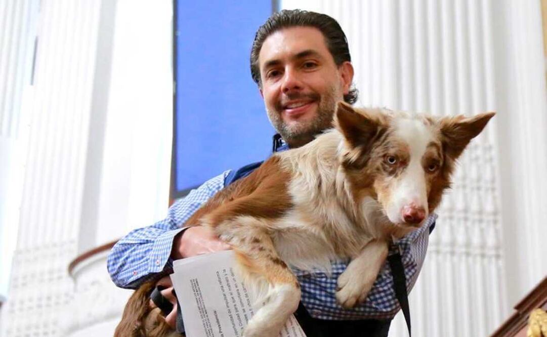 Jesús Sesma Suárez, diputado local del PVEM, acompañado de su mascota. Foto: Especial