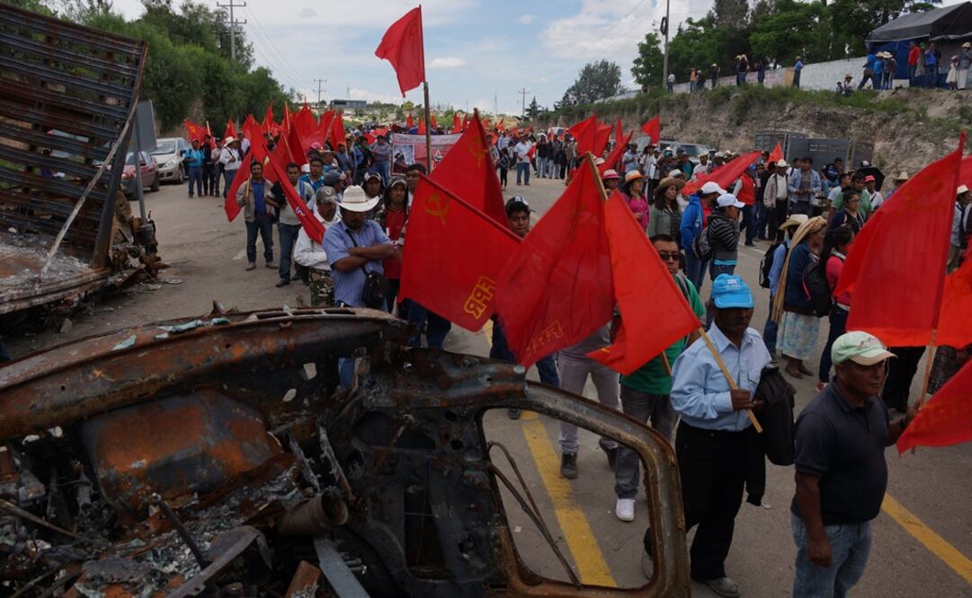 Maestros de la Seccion 22, el Comité de víctimas del 19 de junio de Nochixtlán y organizaciones sociales marcharon hicieron mitin en el Monumento a los Caídos (Foto: Edwin Hernández / EL UNIVERSAL)