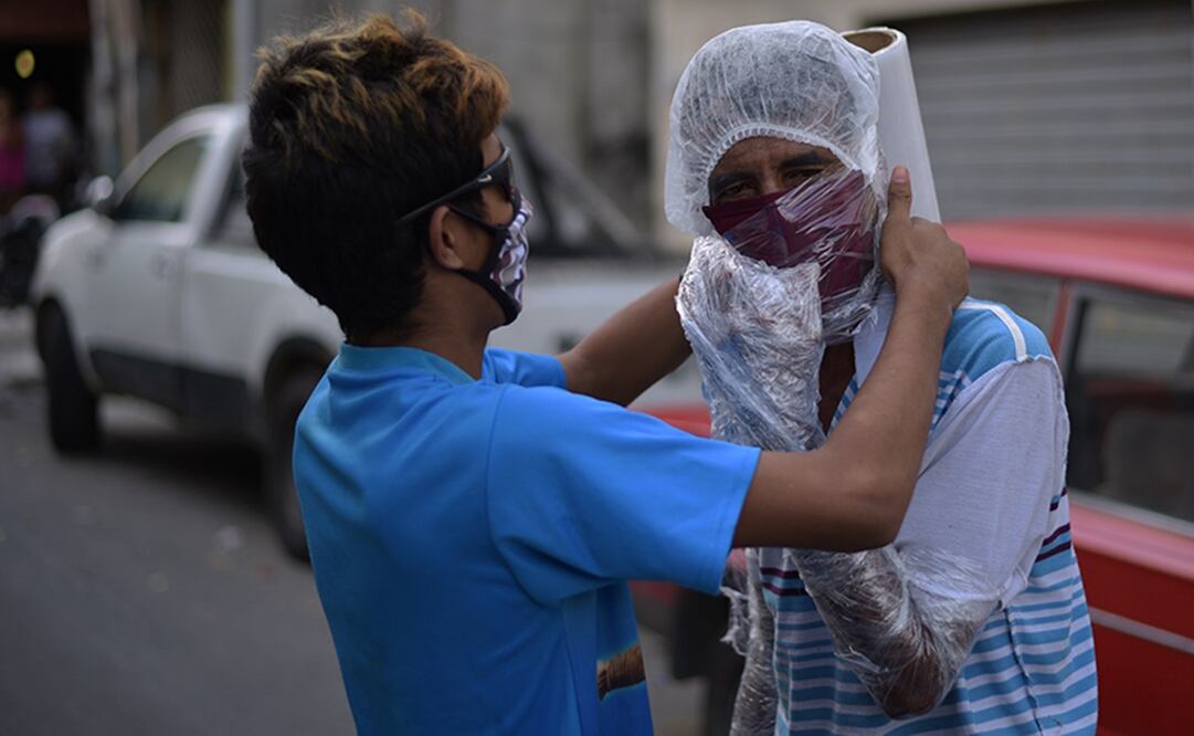 La familia de Bertha se prepara para entrar en la casa de Inés y quemar objetos que estuvieron en contacto con sus muertos. Foto: BBC