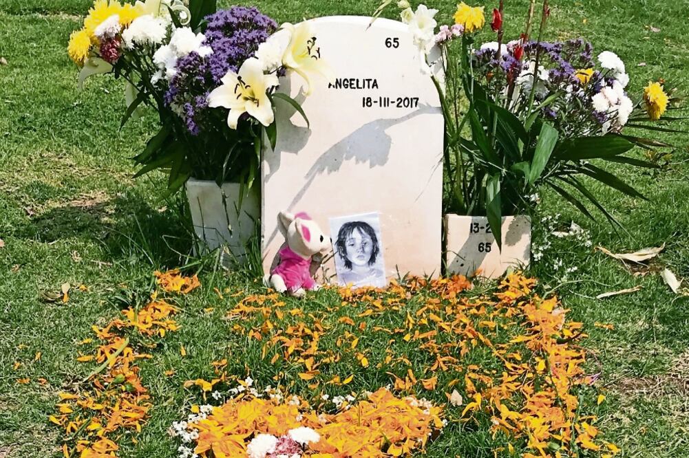 Angelita, la “niña de las calcetitas rojas”, falleció el 18 de marzo en la colonia Vigencitas en Neza, y fue sepultada en Parque Memorial en Naucalpan (ARCHIVO EL UNIVERSAL)