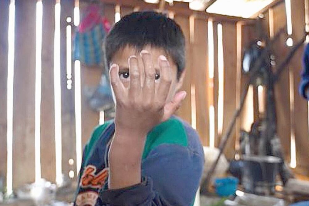 Protagonist a. Para realizar el trabajo, Salvador Cisneros convivió varios días con Berna, un niño quien vive en las montañas de Guerrero. (SALVADOR CISNEROS. EL UNIVERSAL)