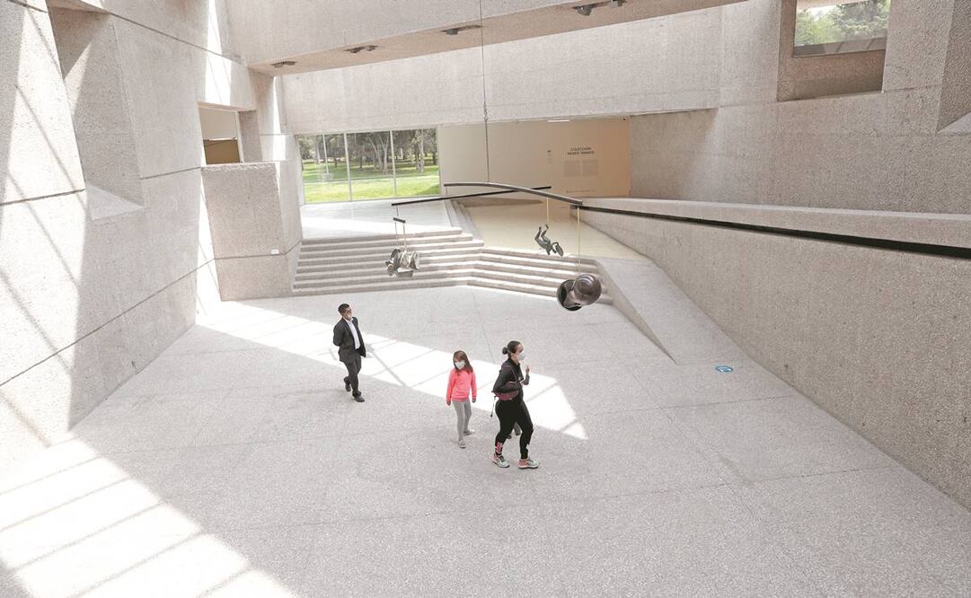 Una madre con su hija visita el Museo Tamayo en el primer día de reapertura, jornada en la que fue evidente la falta de visitantes. Fotos: ADRIANA HERNÁNDEZ. EL UNIVERSAL