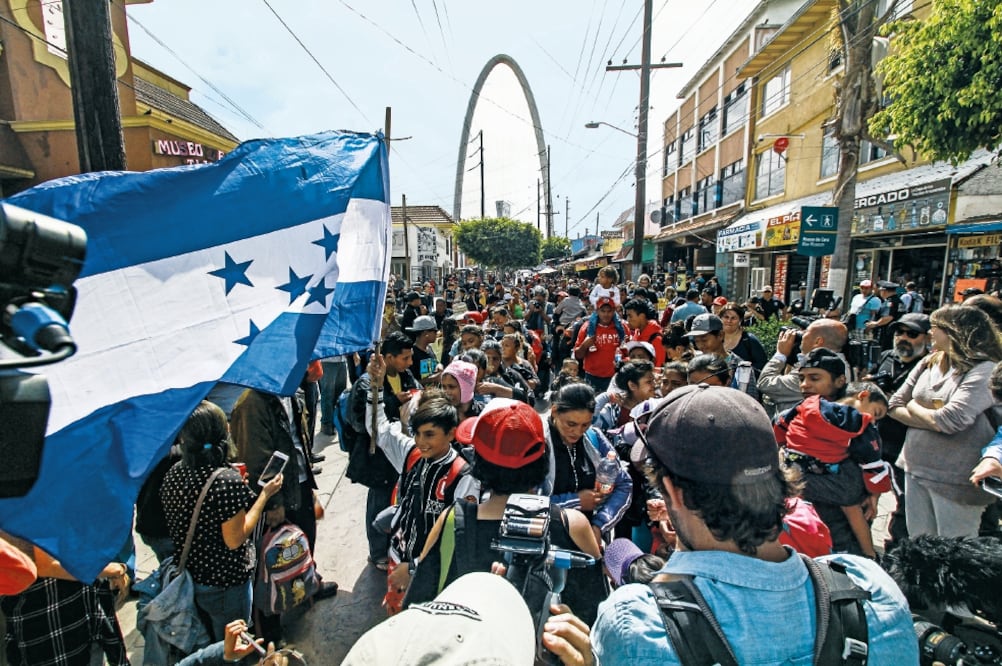 Cientos de centroamericanos marcharon al cruce peatonal de la garita El Chaparral en Tijuana, donde sólo se permitió el cruce de 50 y la recepción de 20 migrantes. (FOTO: JOEBETH TERRIQUEZ. EL UNIVERSAL)