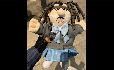 Danna Paola presume Simi de María Belén que le regaló una fan