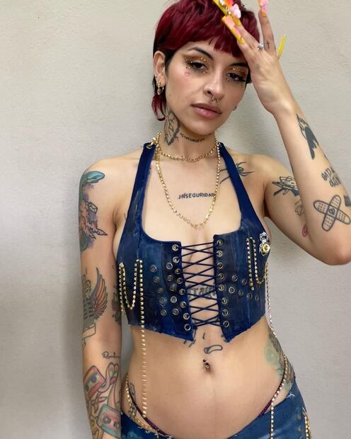 Cazzu luciendo un delineado de ojos con pedrería. Fuente: Instagram @cazzu