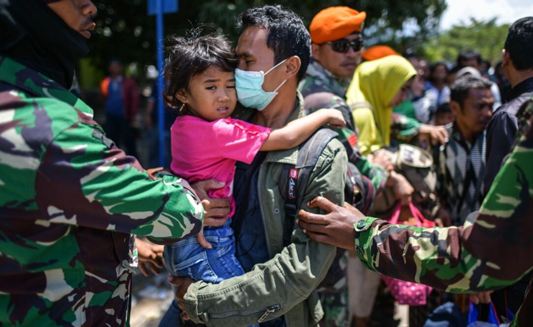 Basarnas, agencia de rescatistas, informó hoy sobre el rescate en dos colegios de la isla de Célebes. (Foto: AFP) 