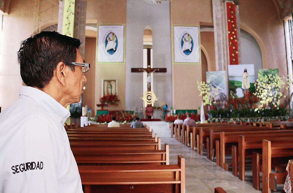 Algunas capillas han preferido contratar a personal de seguridad privada para dar confianza a los fieles durante sus horas de oración; el encargado de la Catedral del Señor de Tabasco prevé instalar un botón de pánico (FOTOS: LUMA LÓPEZ. EL UNIVERSAL)