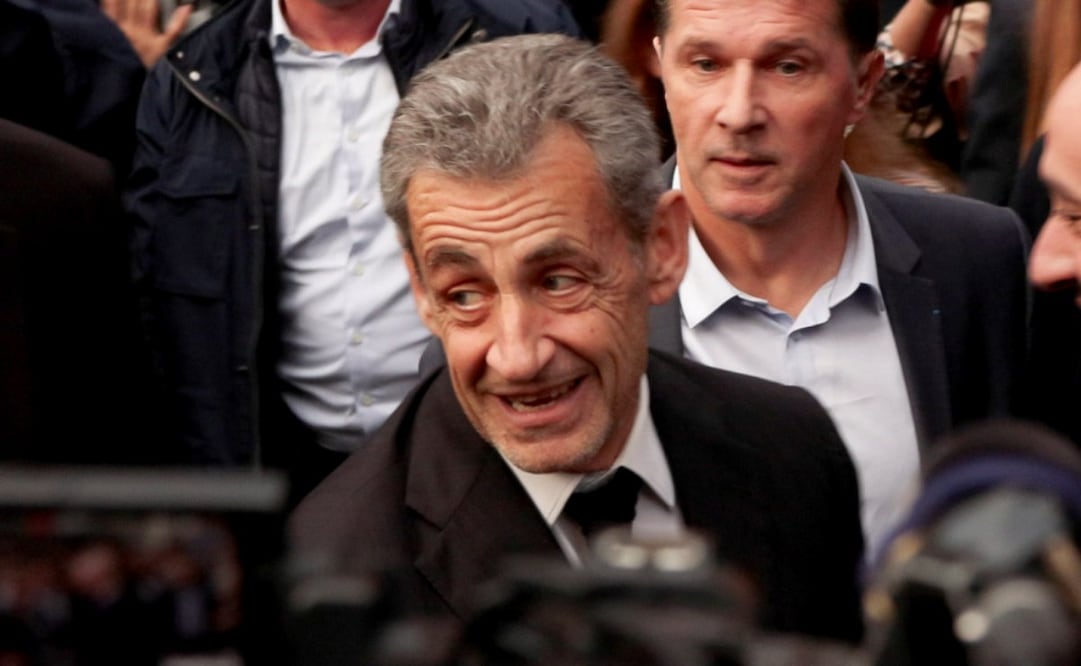 El expresidente francés Nicolas Sarkozy llega a la librería Lamartine de París para firmar ejemplares de su libro, titulado en francés 'Le journal d?un prisonnier' ('Diario de un prisionero'), estrenado este miércoles y que cuenta sus vivencias durante tres semanas encarcelado en la prisión de Santé de París por su condena a cinco años de corrupción. Foto: EFE