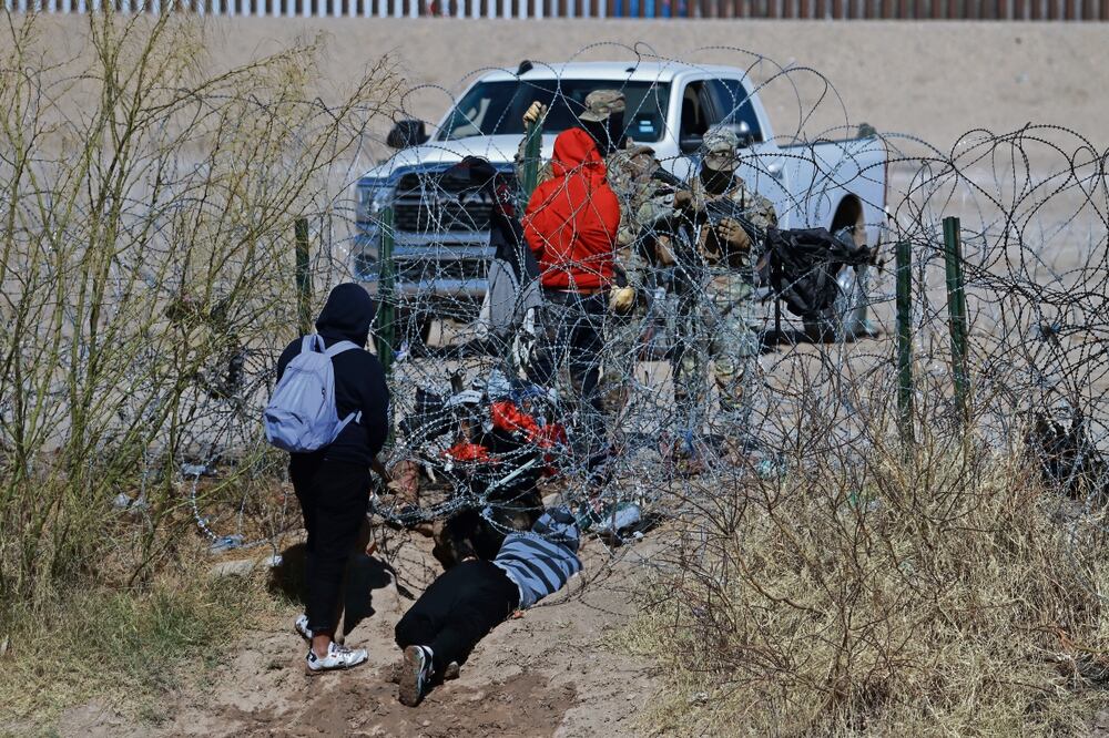 Decenas de migrantes continúan llegando a la frontera norte y buscan esquivar la malla ciclónica instalada por los agentes de la Guardia Nacional de Texas. Foto: CHRISTIAN TORRES. EL UNIVERSAL