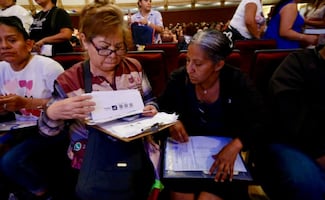 Clara Brugada entrega apoyos a personas cuidadoras en CDMX; buscan beneficiar a 5 mil habitantes