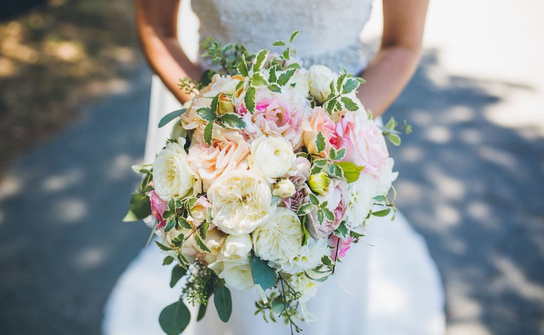 Mujer pelea por el ramo de novia en una boda y lesiona a otra invitada (Fuente unsplash)