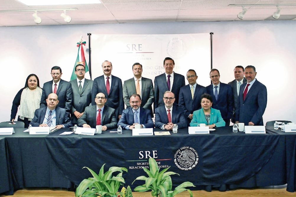 El secretario de Relaciones Exteriores, Luis Videgaray (tercero de izq. a der. abajo), se reunió ayer con 11 cónsules de México en Texas, a fin de acordar la estrategia de defensa a los mexicanos  (ESPECIAL)