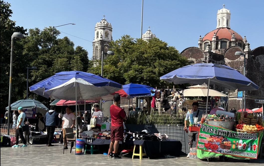 Ambulantes siguen instalados en la Alameda Central. Foto: Berenice Fregoso/EL UNIVERSAL
