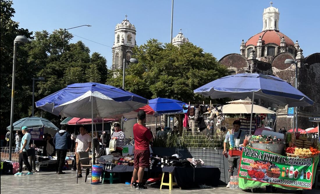 Ambulantes siguen instalados en la Alameda Central. Foto: Berenice Fregoso/EL UNIVERSAL