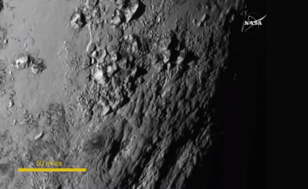 El miércoles la NASA reveló una imagen sobre la superficie de Plutón. Foto: NASA