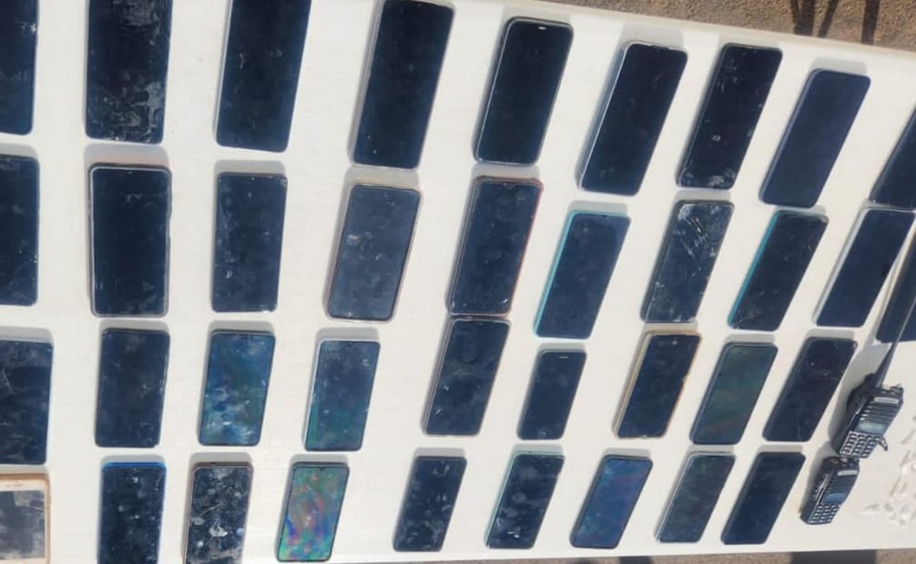 Celulares resguardados por elementos de seguridad (16/12/2025). Foto: Especial