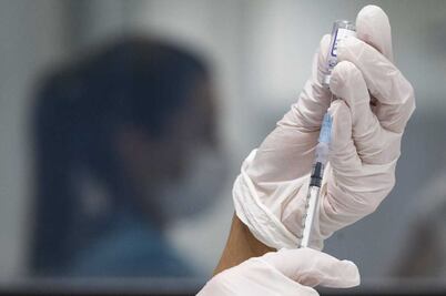 Pfizer ajustaría su vacuna para ser efectiva contra la nueva variante africana 