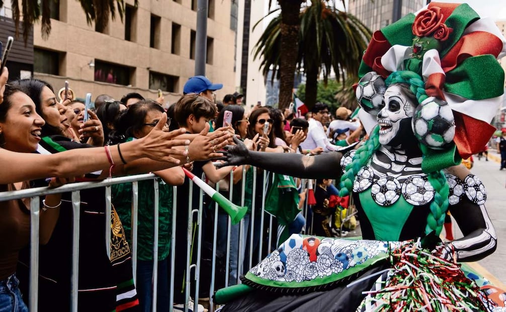 En el desfile participaron más de mil 400 artistas, músicos y bailarines que
avanzaron por Paseo de la Reforma hasta Plaza de la República. Foto: Hugo Salvador/ El Universal