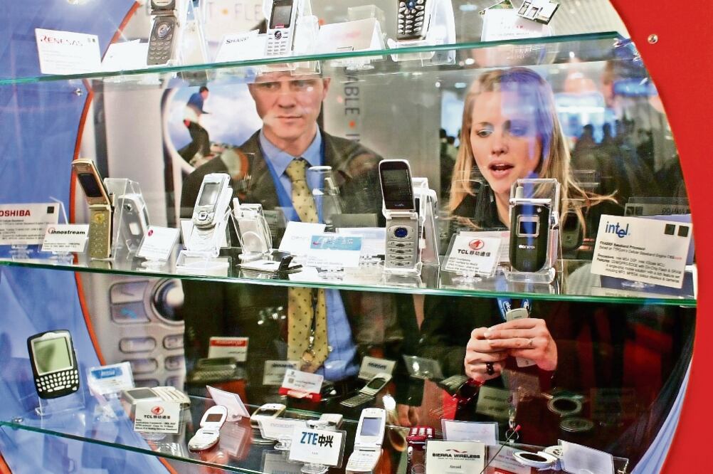 De acuerdo con el reporte de Telefónica, los ingresos que tuvo por la venta de celulares en el tercer trimestre sumaron 50 millones de euros. (ARCHIVO EL UNIVERSAL)