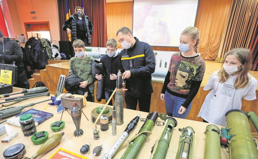 Un rescatista enseña a estudiantes de secundaria, en Kiev, cómo identificar las minas antipersonales, en caso de una escalada. Foto: Sergey Dolzhenko/ EFE.