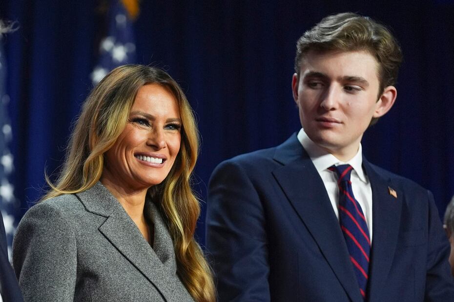 Melania Trump y Barron Trump escuchan en una fiesta de vigilancia nocturna de las elecciones en el Centro de Convenciones de Palm Beach, el 6 de noviembre de 2024, en West Palm Beach, Florida. Foto: AP