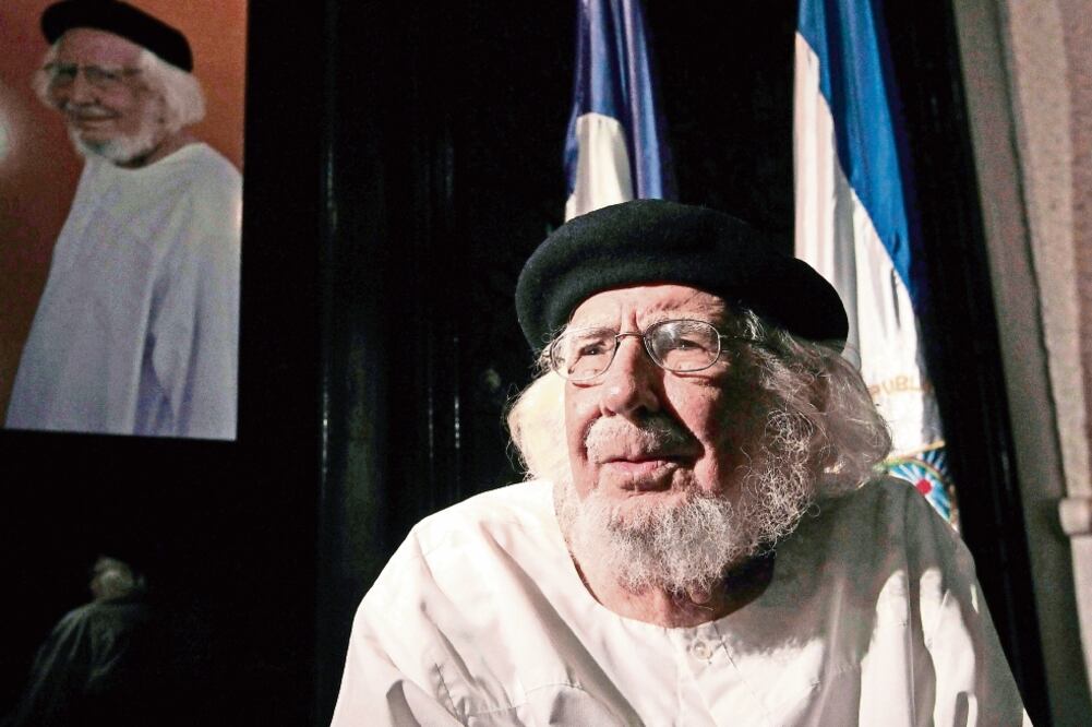 Ayer, Ernesto Cardenal presentó su Nueva Antología de la Poesía Norteamericana (Siglo XXI, 2016) y sostuvo un encuentro poético en Ciudad Universitaria con Eduardo Lizalde (CRÉDITO DE FOTO)