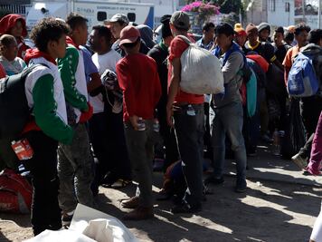 Aseguran a 133 migrantes que eran trasladados en autobús en Amozoc, Puebla