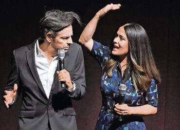 Salma Hayek se divierte; le da tortillazos a Eugenio Derbez