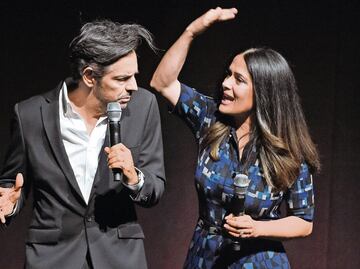 Salma Hayek se divierte; le da tortillazos a Eugenio Derbez