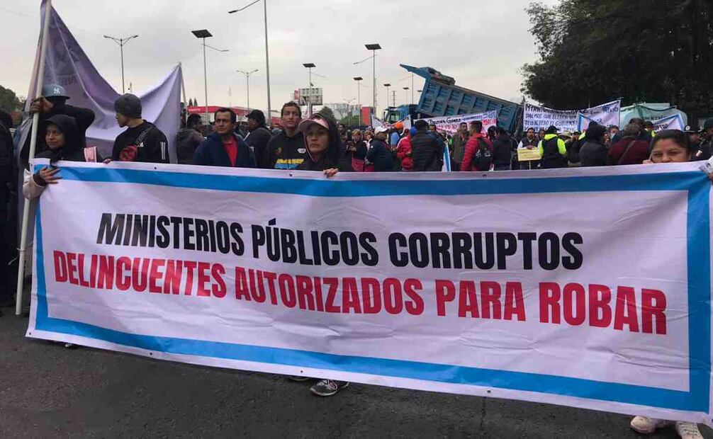 Desde las 10 de la mañana, más de 200 pobladores de Chimalpa llegaron con una decena de camiones que atravesaron en tres de seis carriles de Periférico Norte. Foto: Rebeca Jiménez. EL UNIVERSAL