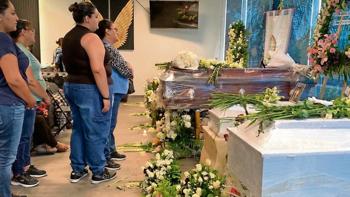 Familiares y decenas de vecinos de las siete víctimas abarrotaron el velatorio para despedirlas. Foto: de Carlos Arrieta. El Universal