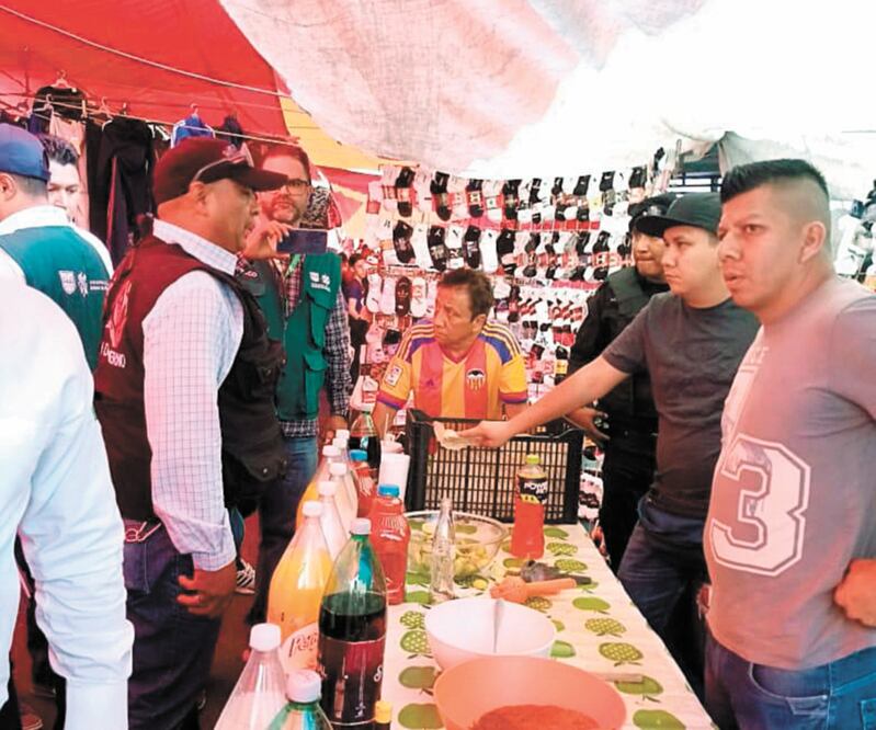 Durante las revisiones en tianguis, autoridades dan a conocer los Lineamientos de Operación de mercados móviles. Foto: ESPECIAL