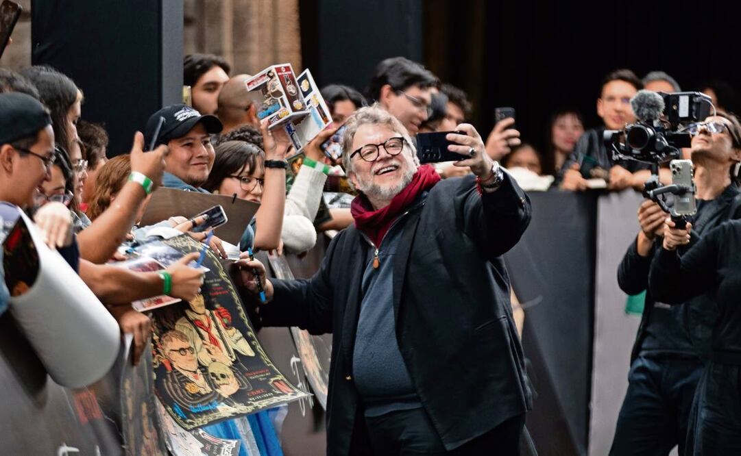 Del Toro saludó a fans en la entrada del colegio. Foto Hugo Salvador / EL UNIVERSAL