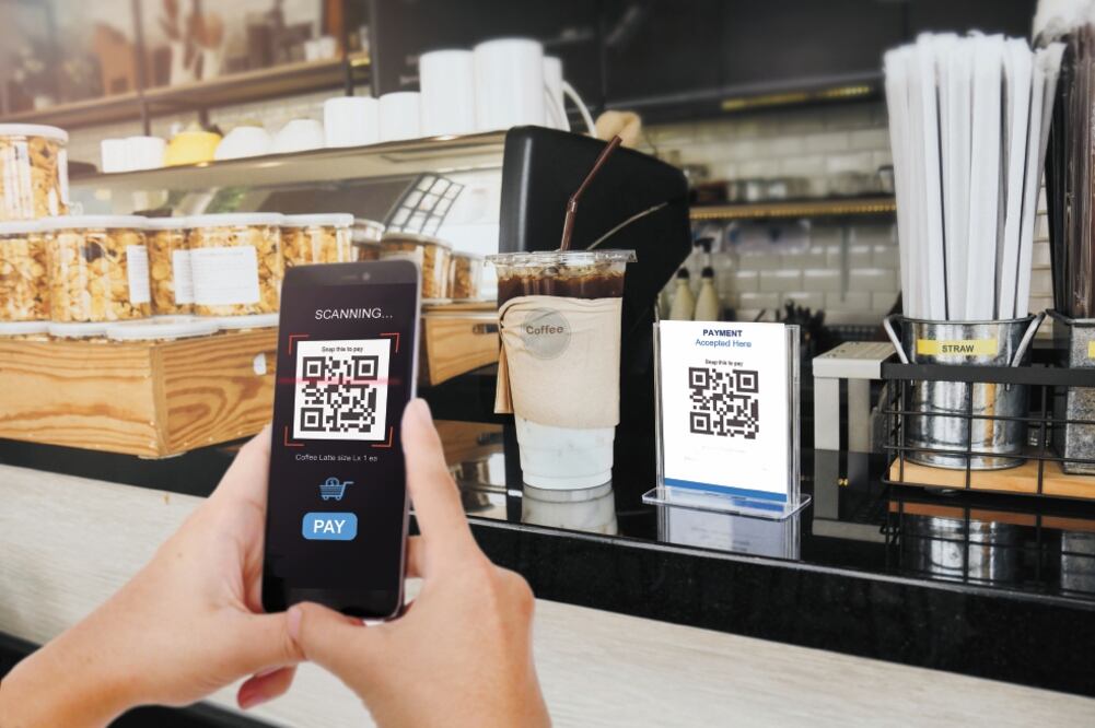 Uno de los retos para los comercios será aceptar códigos QR, con los que se busca que la población pague consumo diarios hasta por 8 mil pesos. Foto/ARCHIVO ELUNIVERSAL