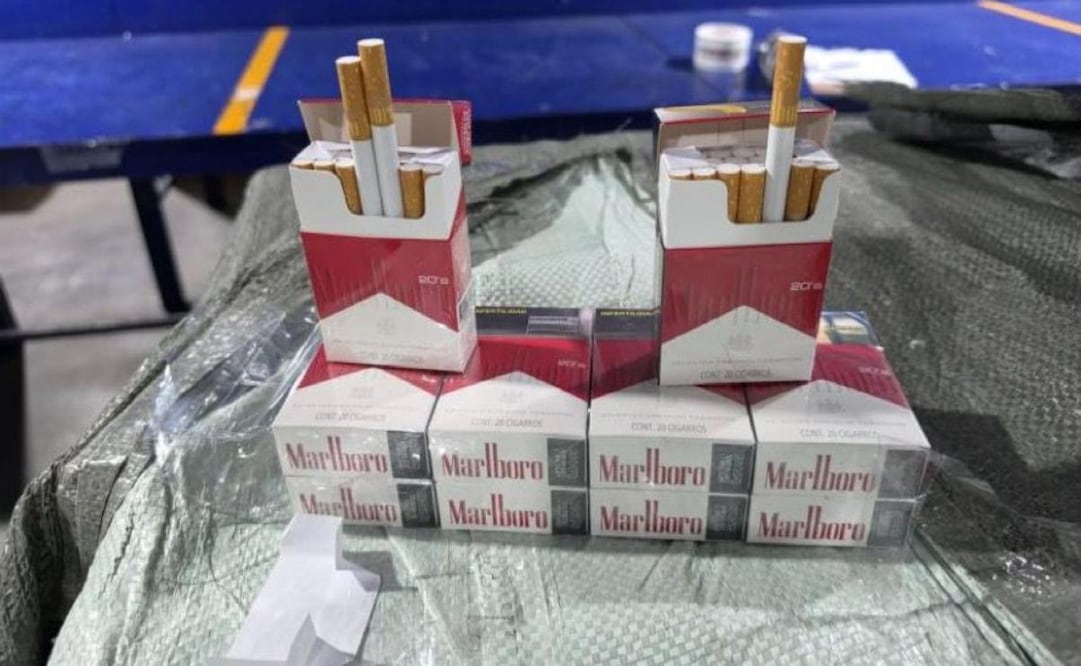 Agentes de la Secretaría de Marina (Semar) y de la aduana confiscaron un cargamento de cigarros irregulares en el Aeropuerto Internacional de la Ciudad de México (AICM). Foto: Especial