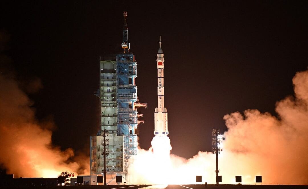 Un largo cohete portador March-2F que transporta la nave espacial Shenzhou-19 y una tripulación de tres astronautas despega del Centro de Lanzamiento de Satélites de Jiuquan, en el desierto de Gobi, al noroeste de China, el 30 de octubre de 2024. Foto: AFP