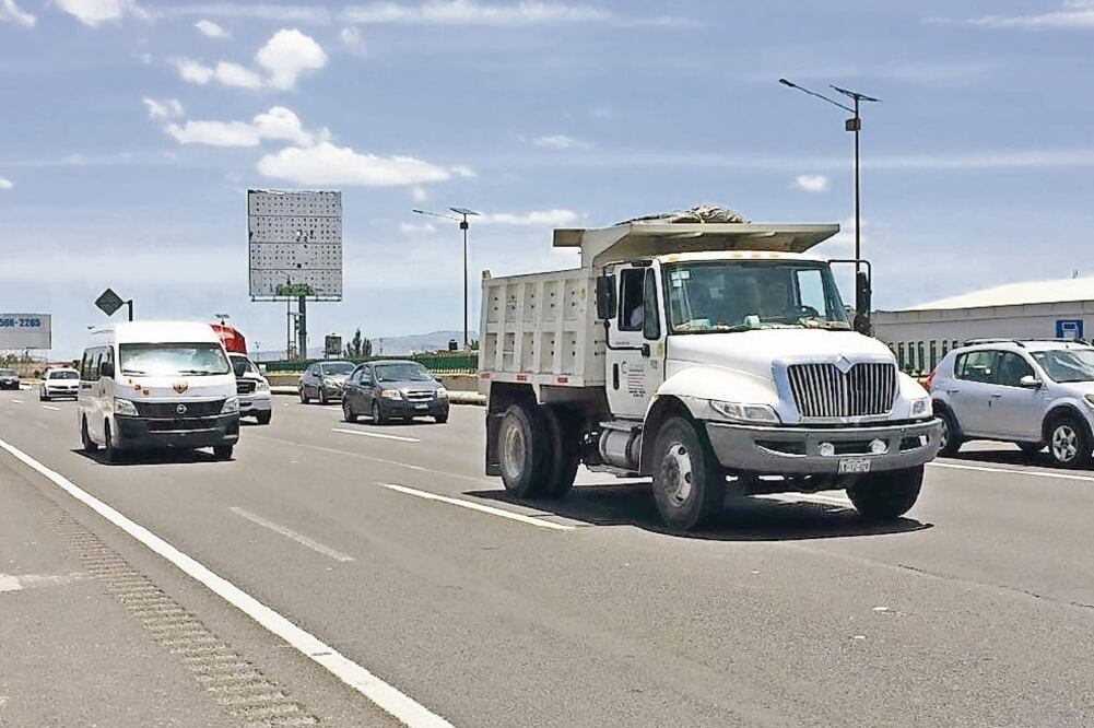 Tras un accidente en 2013, autoridades instalaron reductores de velocidad en dos curvas de la vialidad a la altura de Santa Clara y Xalostoc. (JUAN MANUEL BARRERA. EL UNIVERSAL)