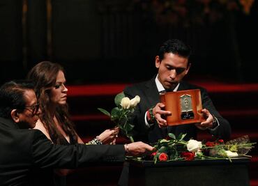 Retiran cenizas de Juan Gabriel de Bellas Artes