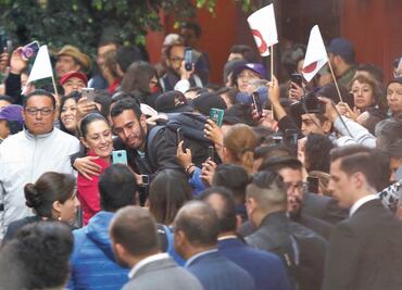 Jefa de Gobierno se deja apapachar en Primer Informe