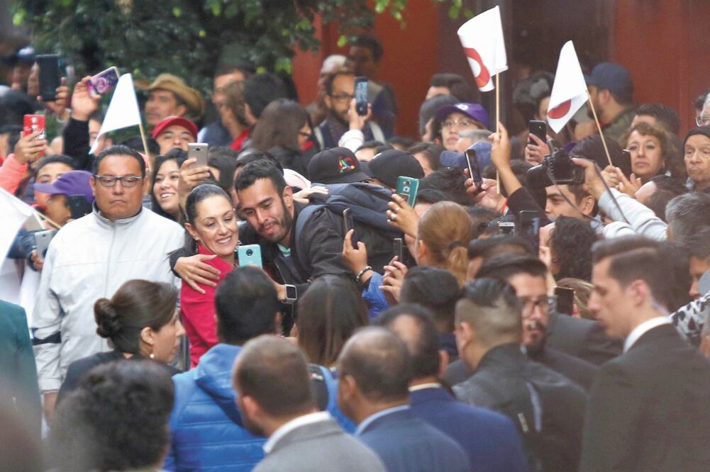 Mientras la jefa de Gobierno Claudia Sheinbaum caminaba por la calle de Donceles para llegar al Congreso de la Ciudad de México algunos capitalinos aprovecharon para lanzarle porras, abrazarla y felicitarla. Foto: CARLOS MEJÍA. EL UNIVERSAL