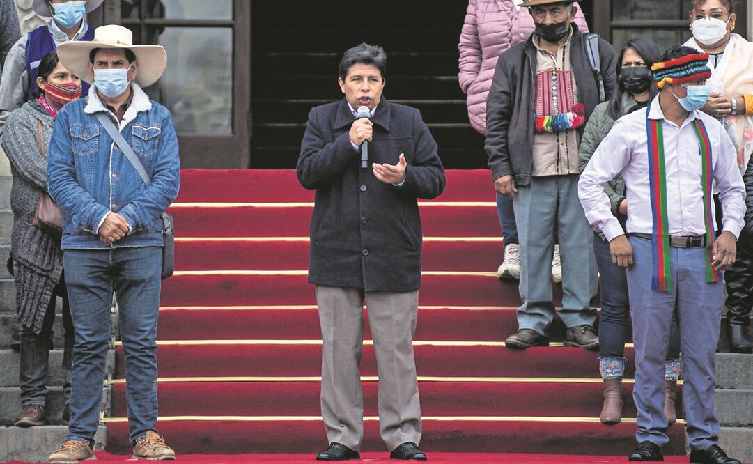 El presidente peruano, Pedro Castillo, durante una reunión con miembros de los comités de autodefensa, las llamadas “patrullas campesinas”, en Lima.