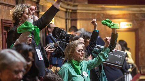 Francia se convierte en el primer país del mundo en inscribir el derecho al aborto en su Constitución