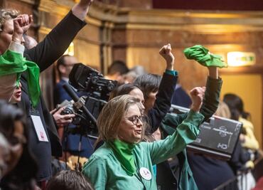 Francia se convierte en el primer país del mundo en inscribir el derecho al aborto en su Constitución