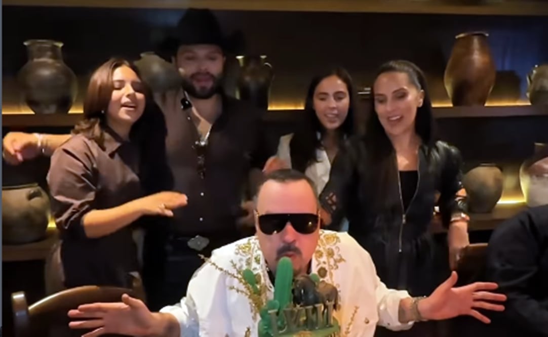 Pepe Aguilar celebra 58 años rodeado de su familia.