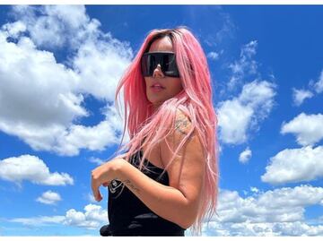 Minifalda y plataformas gigantes, el look matador de Karol G