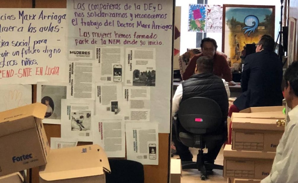 Trabajadores de la SEP y gente cercana a Marx Arriaga retiran las cosas del extitular de la Dirección General de Materiales Educativos en lo que fueran sus oficinas ubicadas sobre avenida Universidad, este lunes 16 de febrero de 2026. Foto: Diego Simón Sánchez/ EL UNIVERSAL