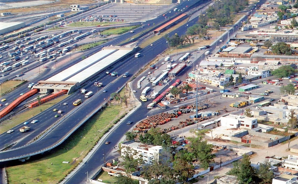 La estación del Metro Indios Verdes y la avenida Insurgentes en los años ochenta. Esta terminal se inauguró en diciembre de 1979; del lado derecho está Santa Isabel Tola. Imagen: Col. Villasana.