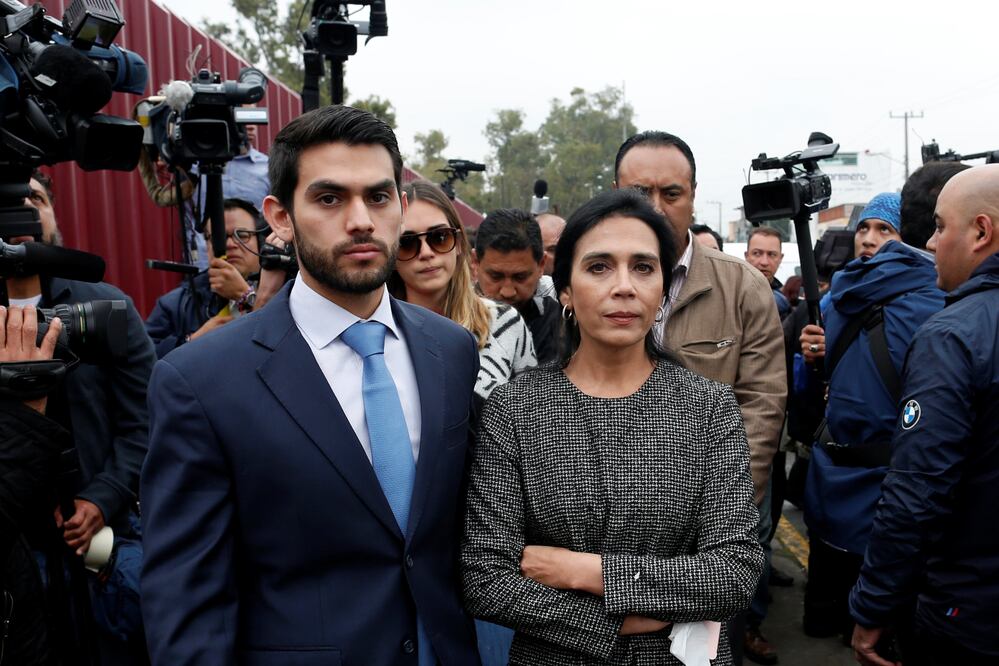 El joven junto a su madre. Fotografía de Reuters