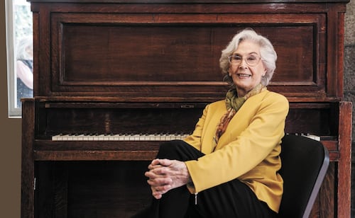 Rosita Arenas sale del “sótano” a los 93 años para recibir su Ariel